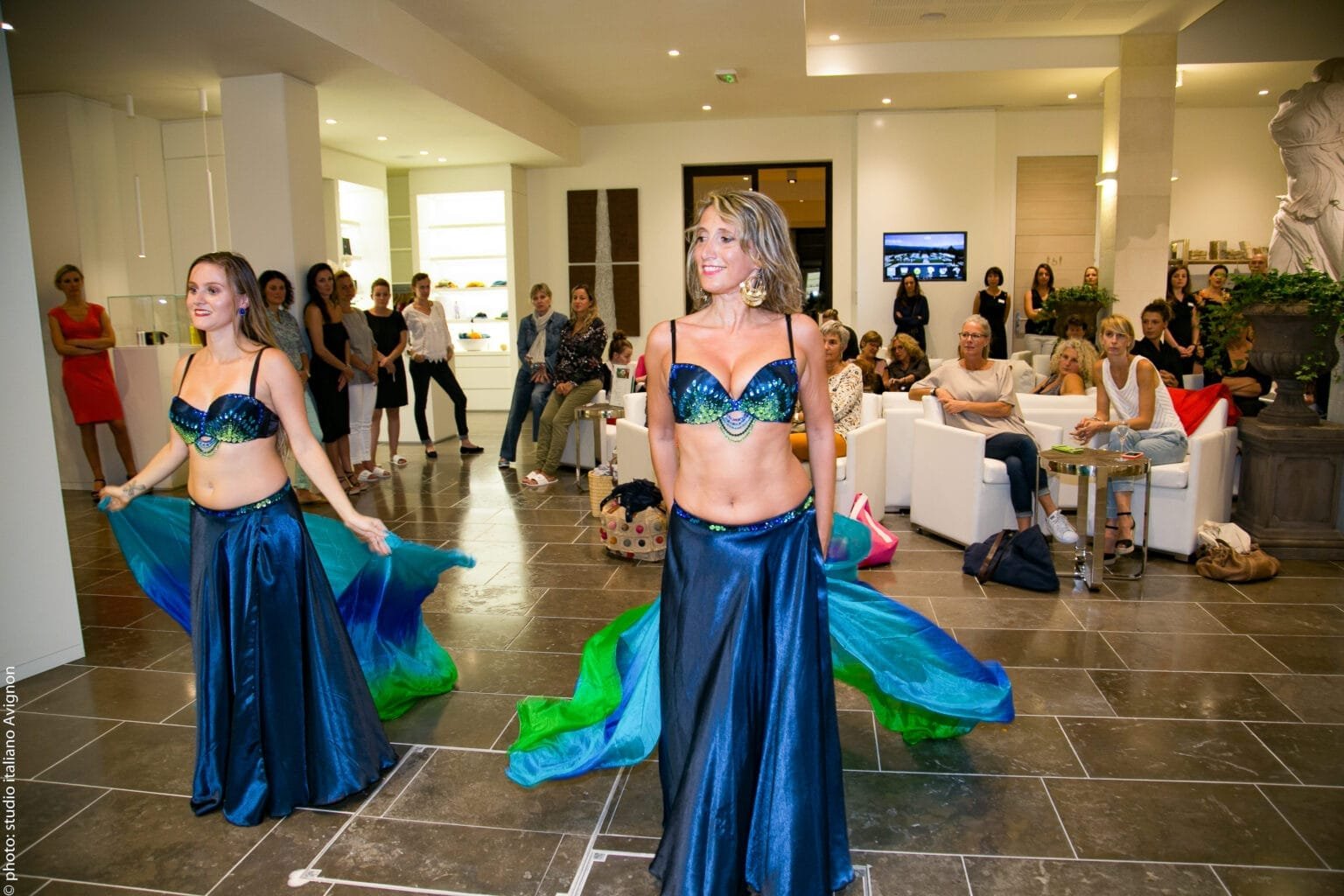 coffret cadeau séance photo Danseuses en jupe bleu et soutif bleu pour soirée évènementielle à la Coquillade