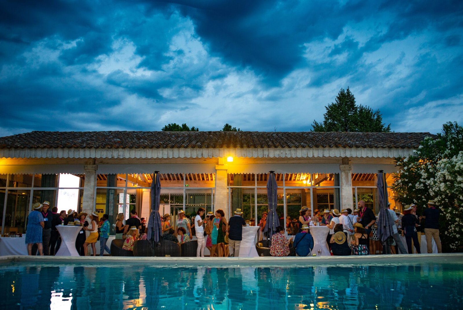 Cocktail au bord de piscine en fin de journée Walter Photographe Avignon Vaucluse Mariage Publicité