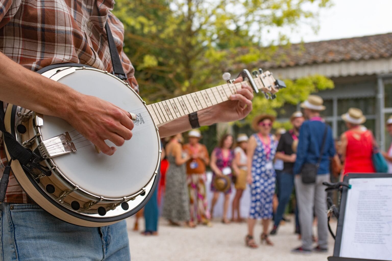 Artiste qui joue avec un instrument de musique dans l'ambiance d'une reception