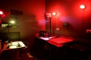 Chambre noire équipée éclairée avec la lumiere inactinique rouge Walter Photographe Avignon Vaucluse Mariage Publicité