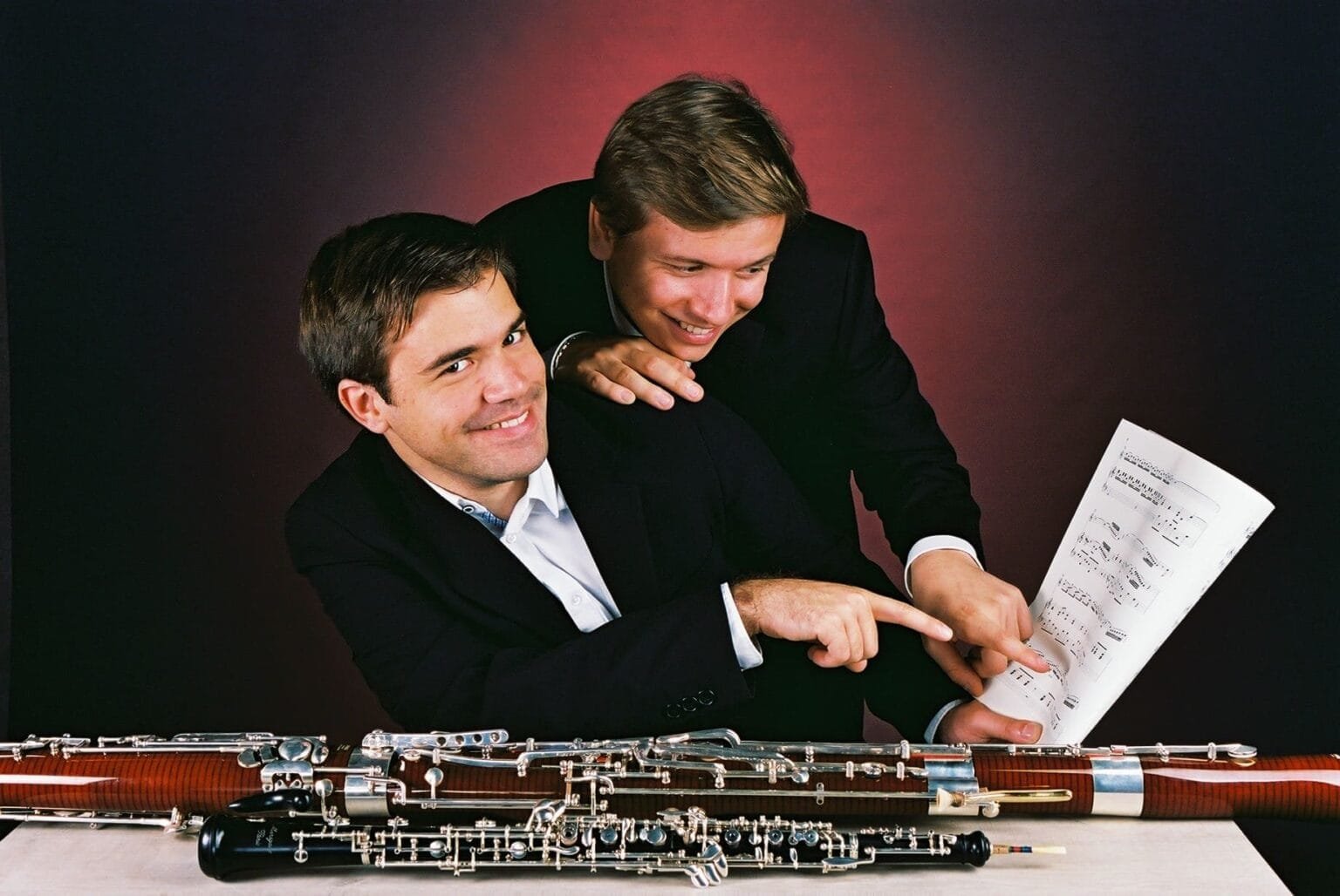 Portrait de deux frères musicien avec leurs instrument de musique et partition musical
