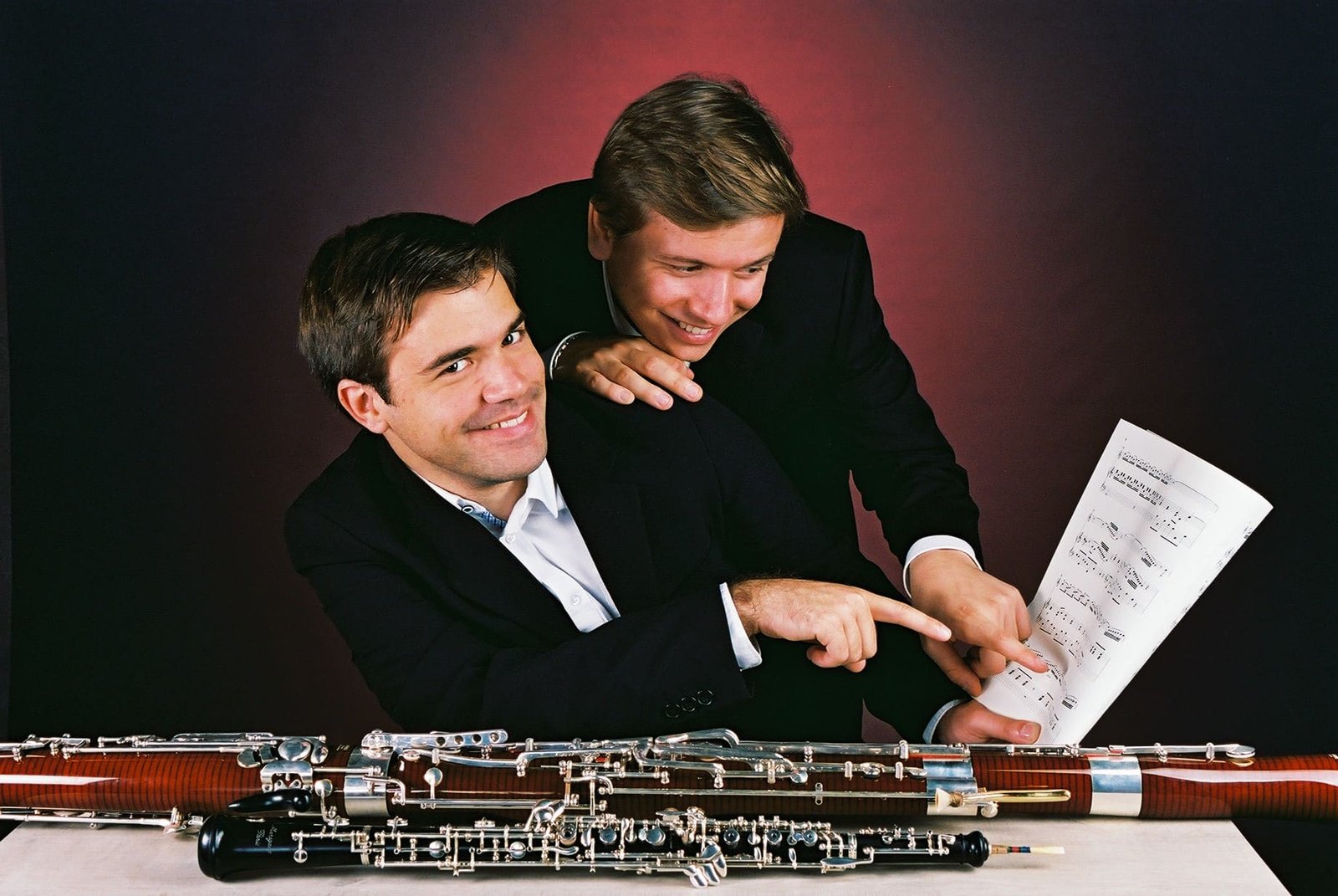 Portrait de deux frères musicien avec leurs instrument de musique et partition musical