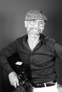 Autoportrait Walter Deliperi avec son appareil photo Photographe Avignon Maître Artisan d'Art